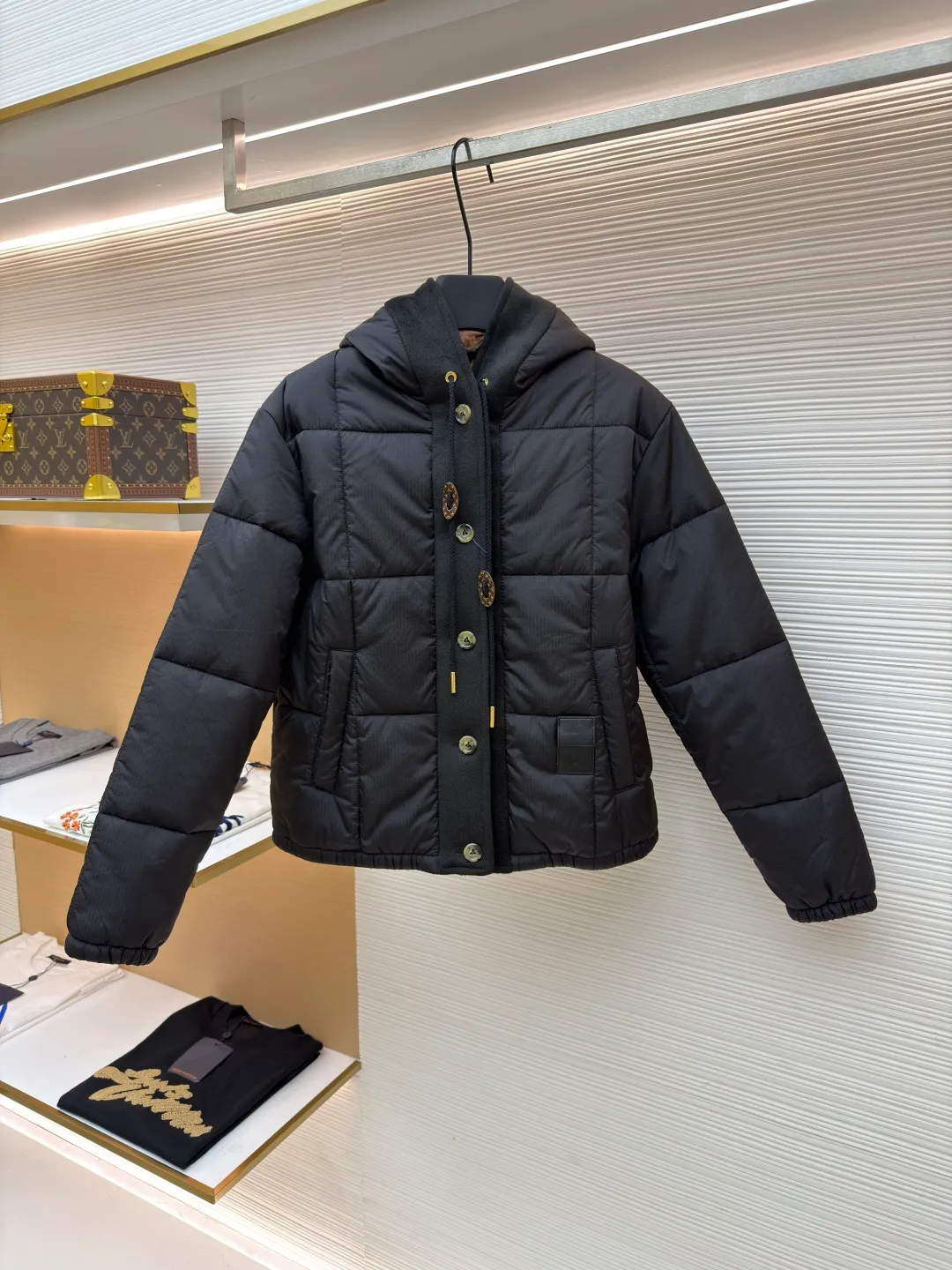 LOUIS VUITTON tear-resistant quilted hooded jacket ●Item number: 1681321-C65 ●Fabric: polyester fiber fabric ●Technology: Printing ●Color: black ●Version: Fitted version ●Weight: about 670 grams ●Size: 36-38-40 ●Description: This style adopts a neat straight cut, which hides the lean body and allows free movement. The hood is equipped with a drawstring, which is windproof and practical. The inner lining is decorated with the brand's unique print, highlighting its unique personality in every detail, creating a dual charm both inside and outside. This style of clothing focuses on functional fabrics. The main fabric is made of 100% nylon, giving it excellent wear resistance and strength; the lining is 100% polyester, which brings a smooth touch and improves breathability and moisture removal. Made of polyester and cotton blend in some areas, it balances comfort and durability. In addition, the specially added polyvinyl chloride coating can effectively enhance the water and wind resistance of the product, making it highly practical. The overall wiring is straight and delicate, the fabric is comfortable and soft, and the color is consistent without color difference. It can be matched with the same style to create a fashionable look and control various occasions. Customized accessories, complete with three standards, same style for men and women!